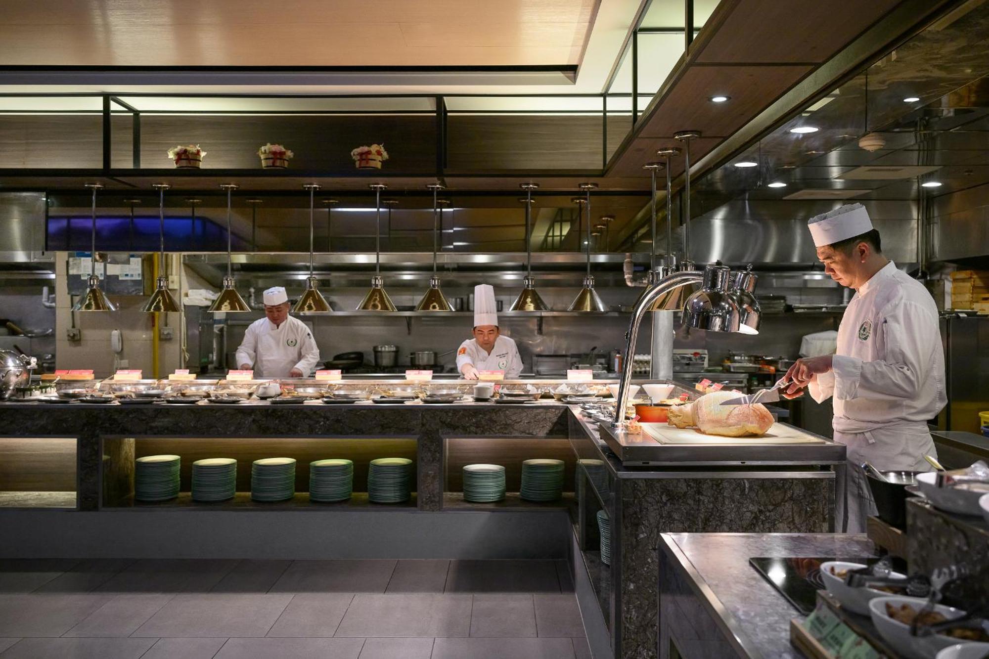 Evergreen Resort Hotel - Jiaosi Jiaoxi Exterior photo A commercial kitchen