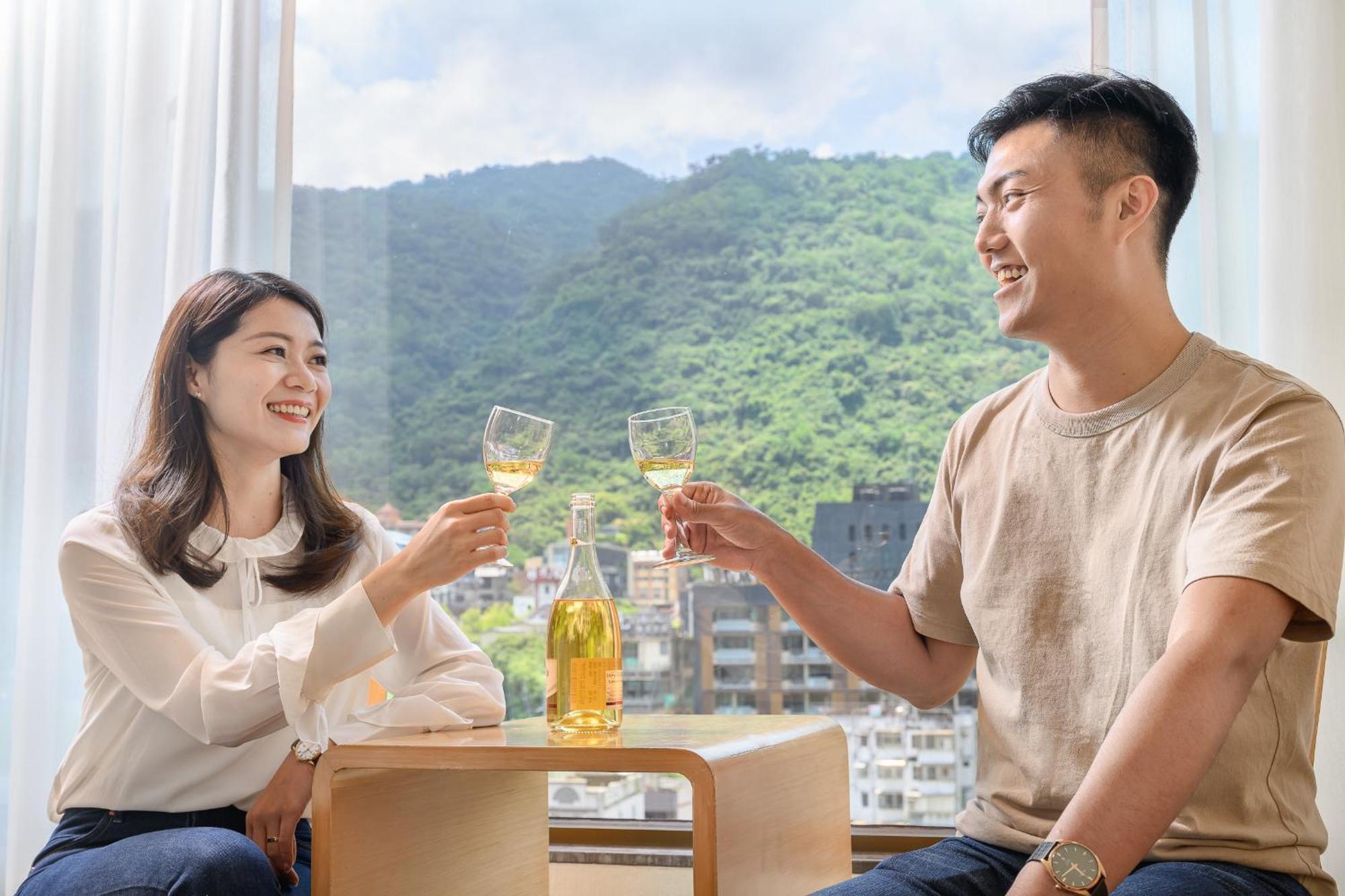 Evergreen Resort Hotel - Jiaosi Jiaoxi Exterior photo A couple drinking beer