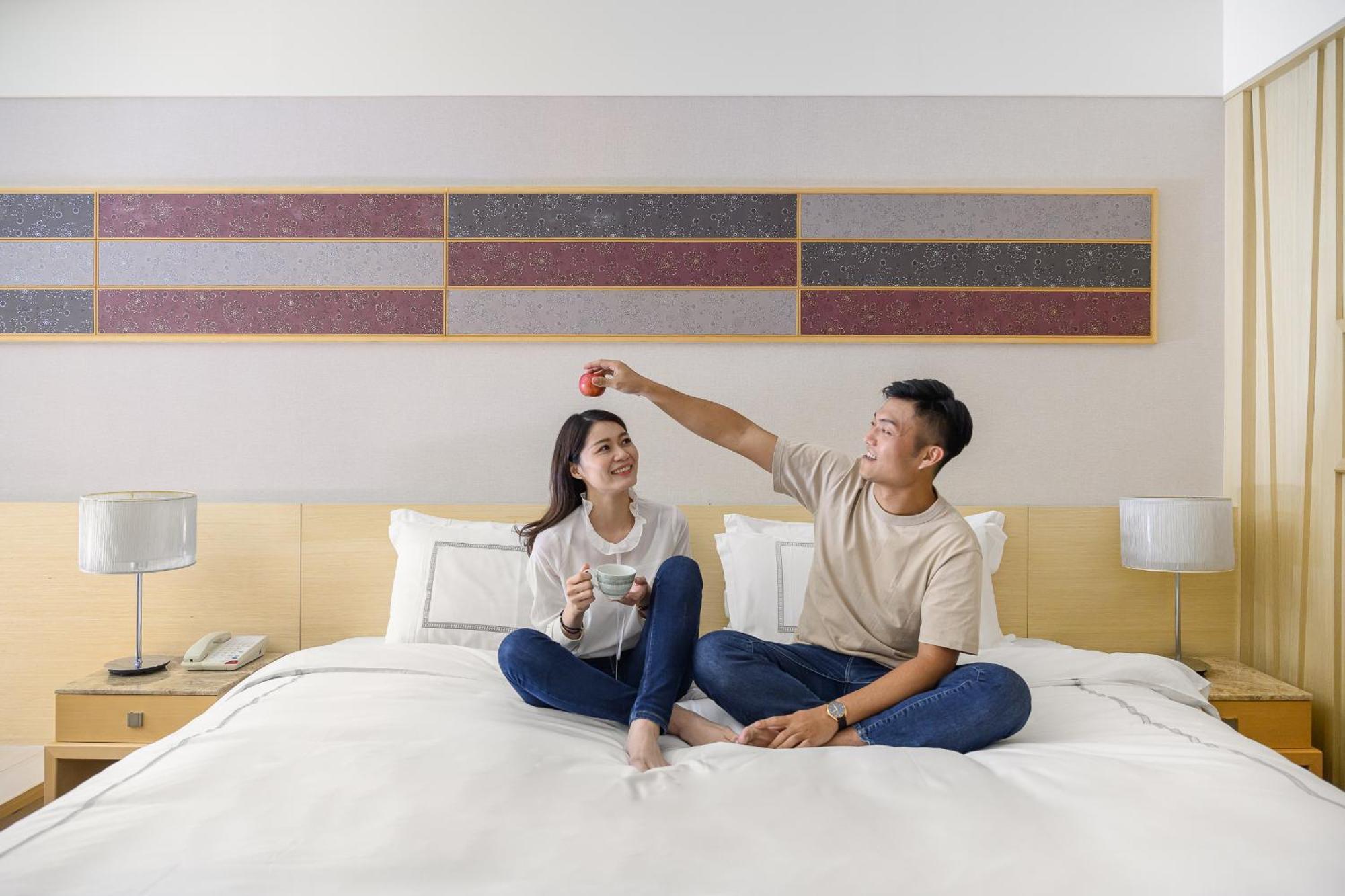 Evergreen Resort Hotel - Jiaosi Jiaoxi Exterior photo A couple in a hotel room